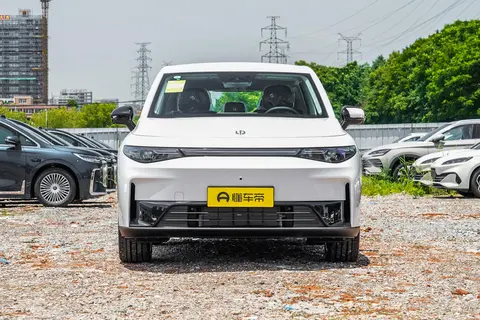 13万级家用SUV推荐！零跑C10续航605km，还有现金补贴+免费充电桩